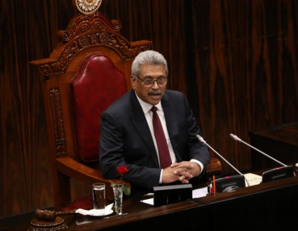 عقب فراره… رئيس سريلانكا يرسل استقالته عبر البريد الإلكتروني
