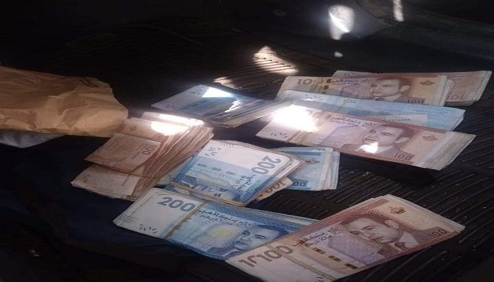 سائق طاكسي يعيد لزبون حقيبة بها 15 مليون سنتيم