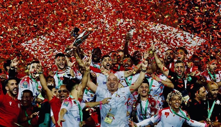 الكـاف يتوج الوداد البيضاوي أفضل فريق في أفريقيا لسنة 2022