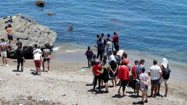 بقرار من حكومة سانشيز…نقل عشرات القاصرين المغاربة من سبتة إلى إسبانيا