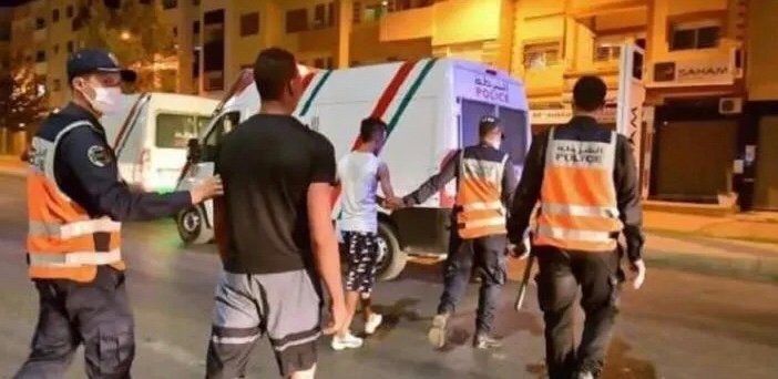 كَايَّن مَنهُم مزَّوْجِين..اعتقال رجال ونساء داخل منزل معد للدعارة بالقنيطرة