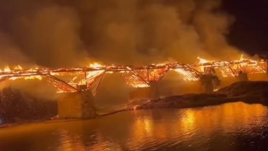 الصين: انهيار أطول جسر خشبي عمره 900 سنة جراء حريق
