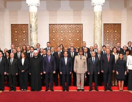 تعديل حكومي يطيح بـ13 وزيرا في مصر
