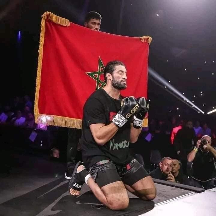 بن صديق يهدي انتصاره على الروماني ’أديغبويي’ لجلالة الملك محمد السادس