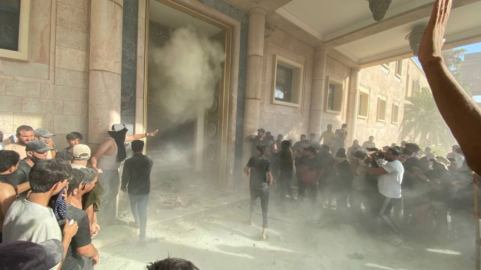 العراق يشتعل: مئات القتلى والجرحى في صراع الصدر والحكومة