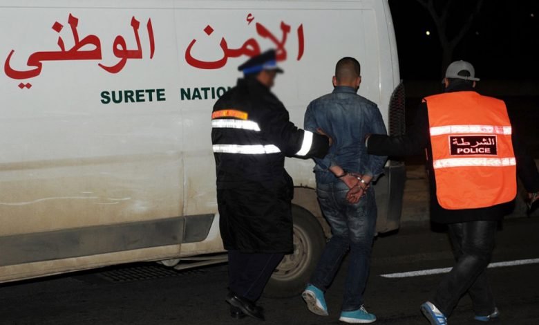 ها هُما حصلو ..بوليس العيون يوقف شخصين متورطين في قضية النصب على ”نساء أرامل ” بدعوى التوسط لهن للحصول على بقع أرضية وبطاقات العمل