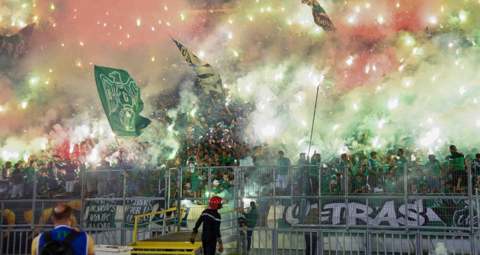 جامعة الكرة تعاقب الأندية بسبب الشهب النارية