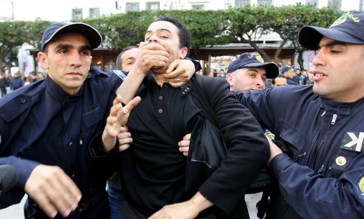نشر مقالا عن أزمة التمور في الجزائر ..النظام العسكري يعتقل صحافيا