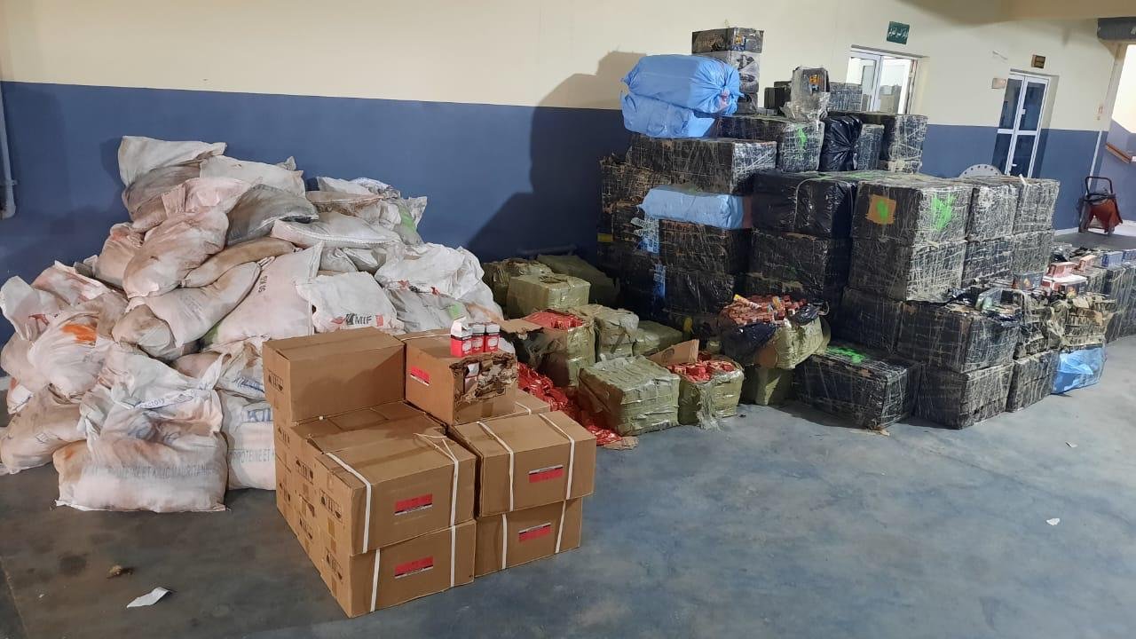 برافو رجال الحموشي بوليس العيون يحبط عملية تهريب كمية مهمة من السجائر ومادة المعسل