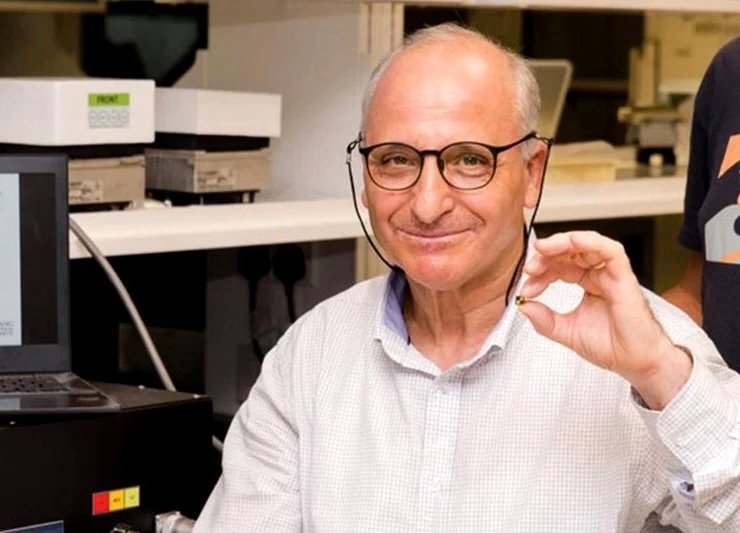 العالم المغربي رشيد اليزمي يقدم البطارية Li-ion الذكية بمنتدى الطاقة الرقمية بالدار البيضاء