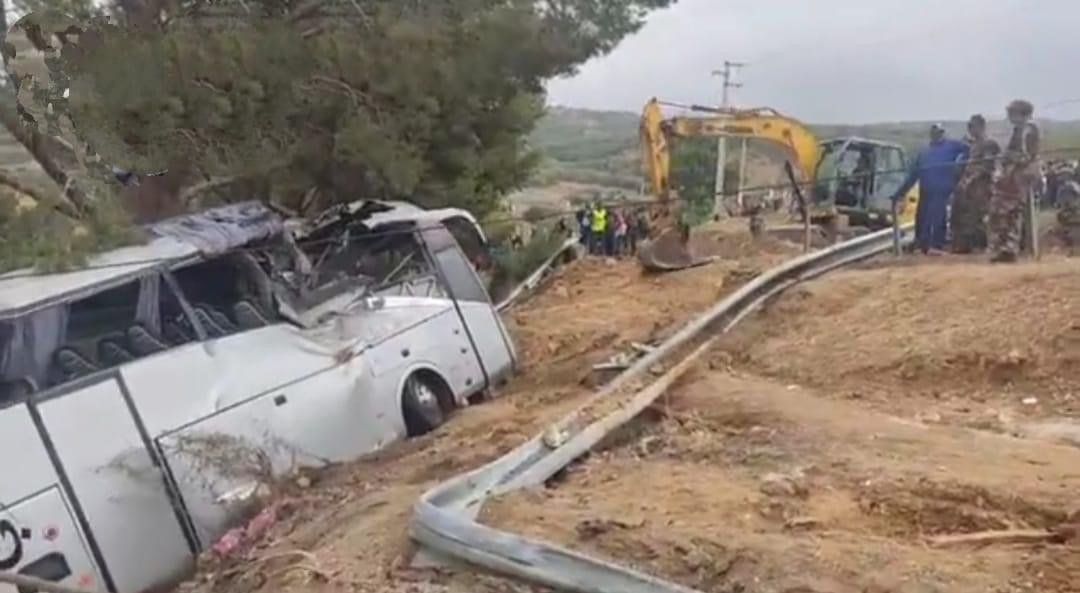 فاجعة بـ بني ملال : إصابات متفاوتة الخطورة في حادث انقلاب حافلة لنقل المسافرين