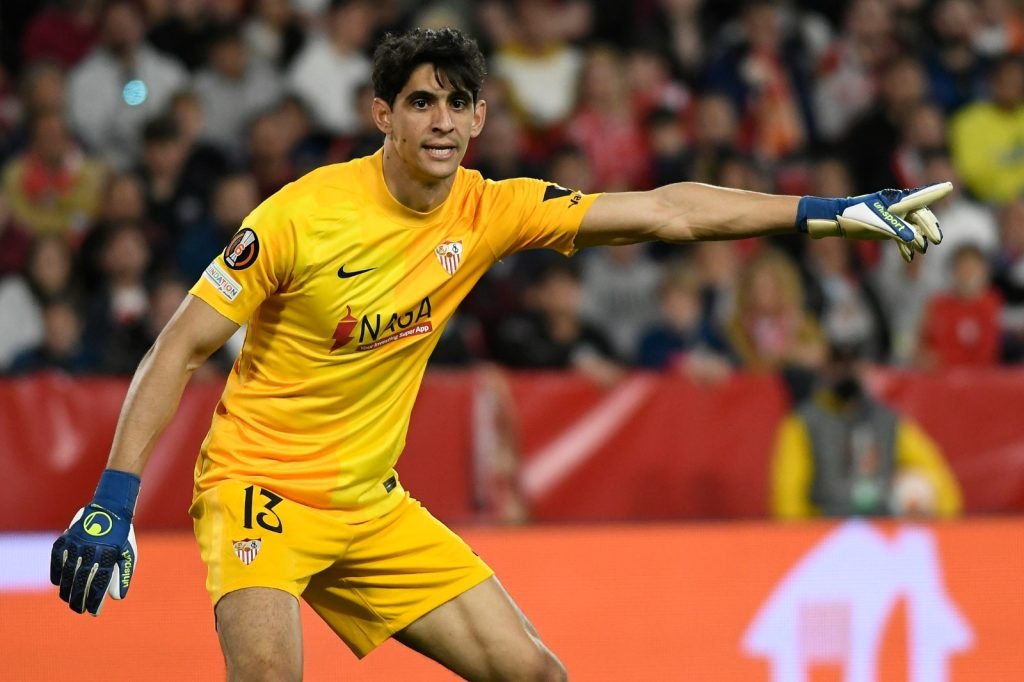 ياسين بونو يتسلم جائزة زامورا لأفضل حارس بالدوري الإسباني