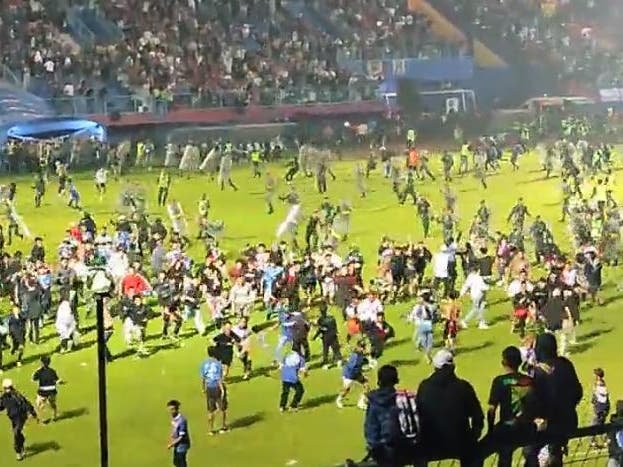 مجزرة في إندونيسيا .. مباراة ”ديربي” تتسبب في وفاة 174 شخصا