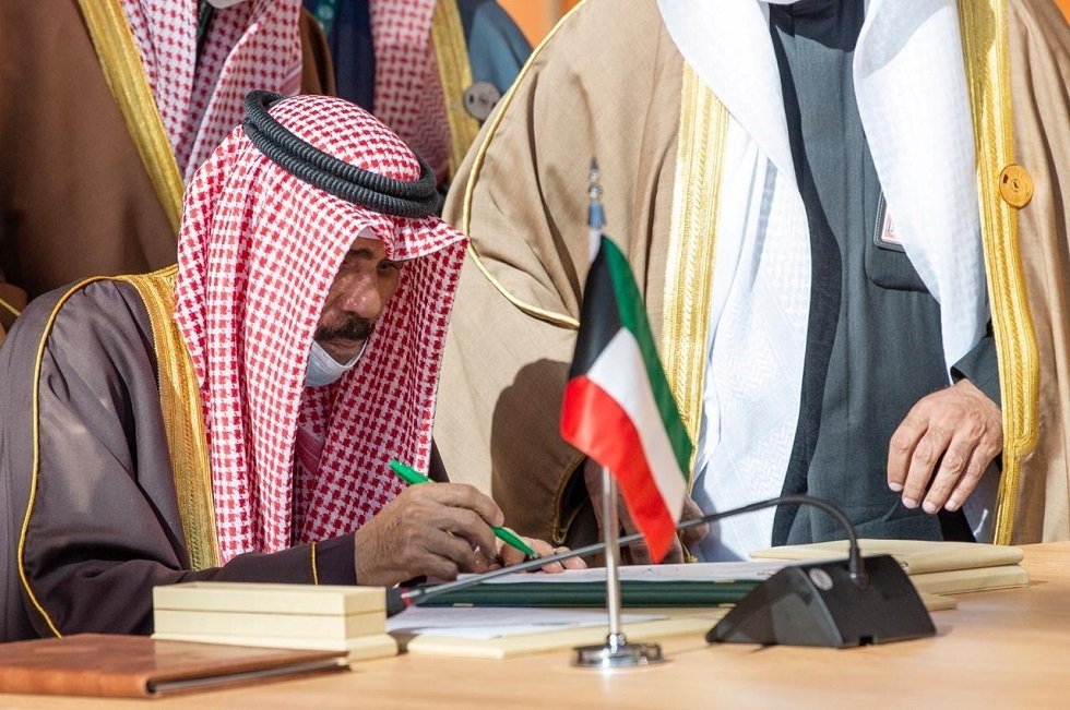 أمير الكويت يقبل استقالة الحكومة والوزراء