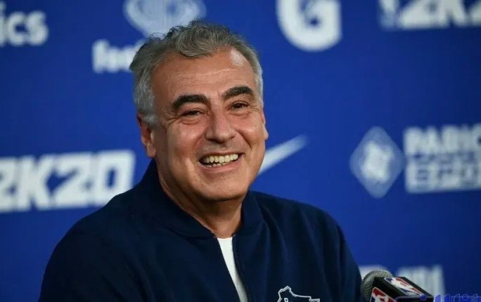 ملياردير مغربي يسعى إلى شراء فريق أوروبي عملاق