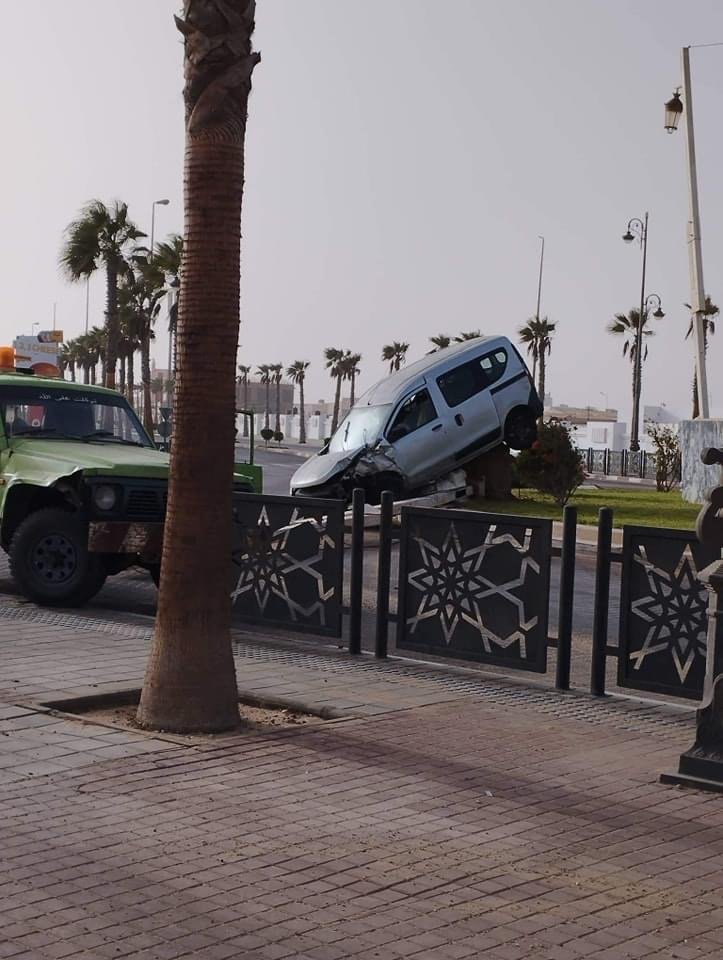 السرعة المفرطة تودي الى حادثة سير خطيرة في المدارة المتجهة إلى مطار مدينة العيون