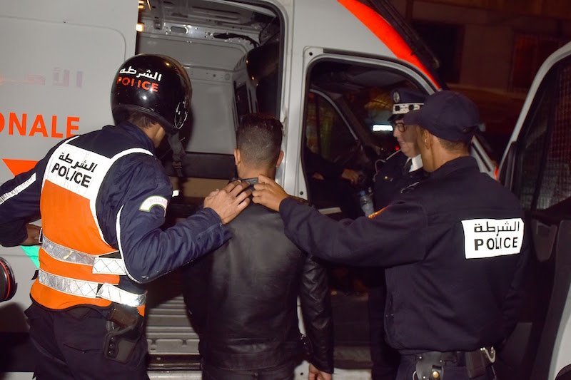 بعد فاجعة قصر الكبير… أمن مراكش يعتقل“كَراب” ويحجز بحوزته 165 لتر من “ماحيا”