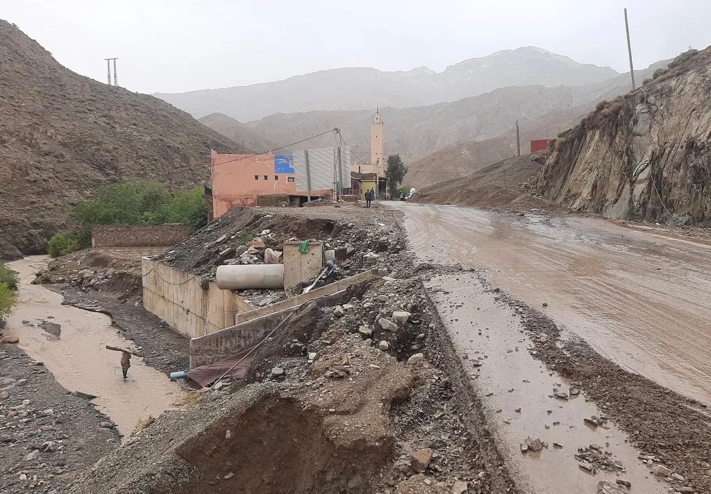 عواصف رعدية تقطع الطريق بمنطقة “تيشكا”