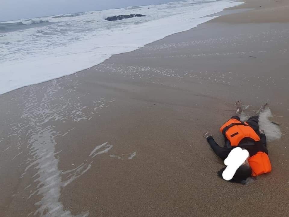 كان ينوي العبور الى سبتة المحتلة ..شاطئ المضيق يلفظ جثة شاب عشريني