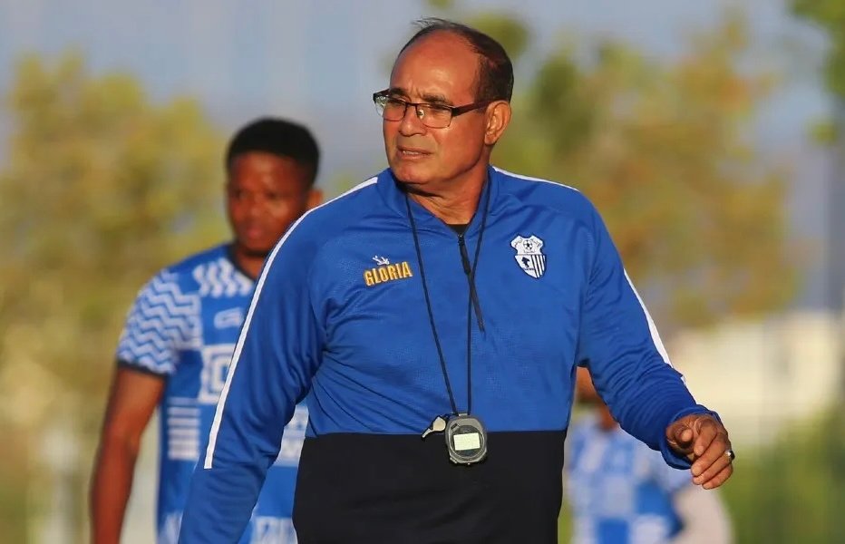 الجامعة الملكية لكرة القدم تعاقب بادو الزاكي.