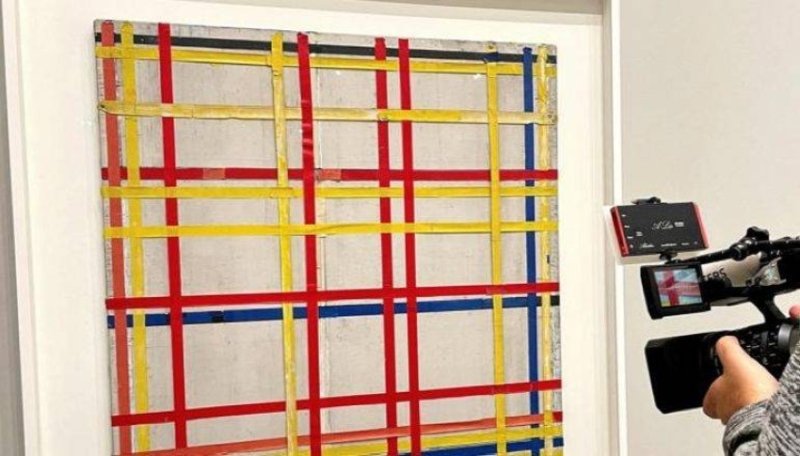 بعد 77 عاما.. اكتشفوا أن لوحة للفنان موندريان معلقة بالمقلوب