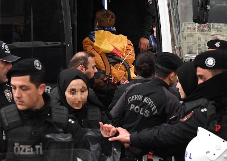 تركيا ترحّل أكثر من ألفَي مهاجر في أسبوع