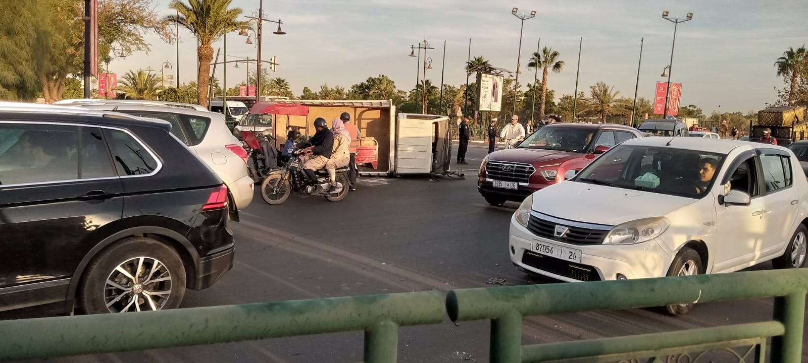 حادثة سير خطيرة تتسبب في انقلاب شاحنة بمراكش