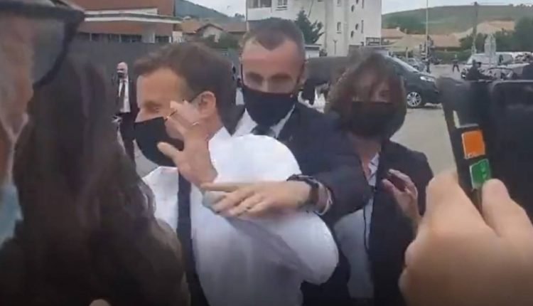 سيدة تصفع ماكرون خلال تجوله في شوارع باريس