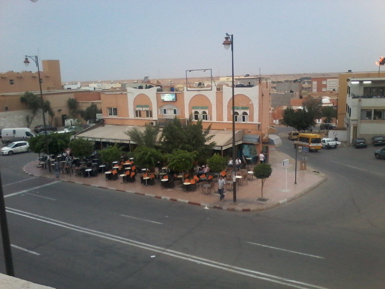 *بالصورة*خطيييير..مقاهي مدينة العيون تحتقر قرارات السلطة المحلية و احتلال الملك العمومي عاين باين. .التفاااااااصيييل