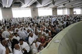 حجاج بيت الله الحرام يواصلون رمي الجمرات في ثاني أيام التشريق