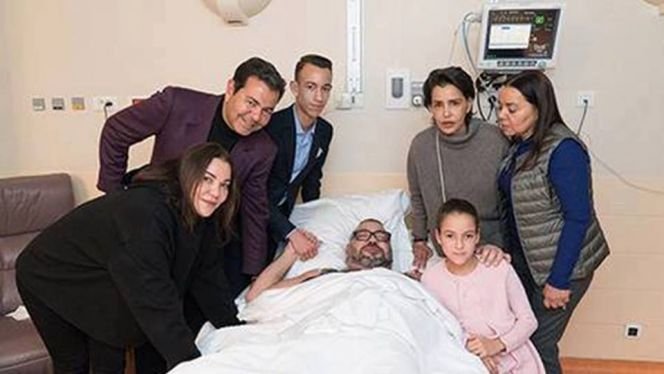 صورة اليوم. الملك وسط عائلته بعد العملية الجراحية بباريس