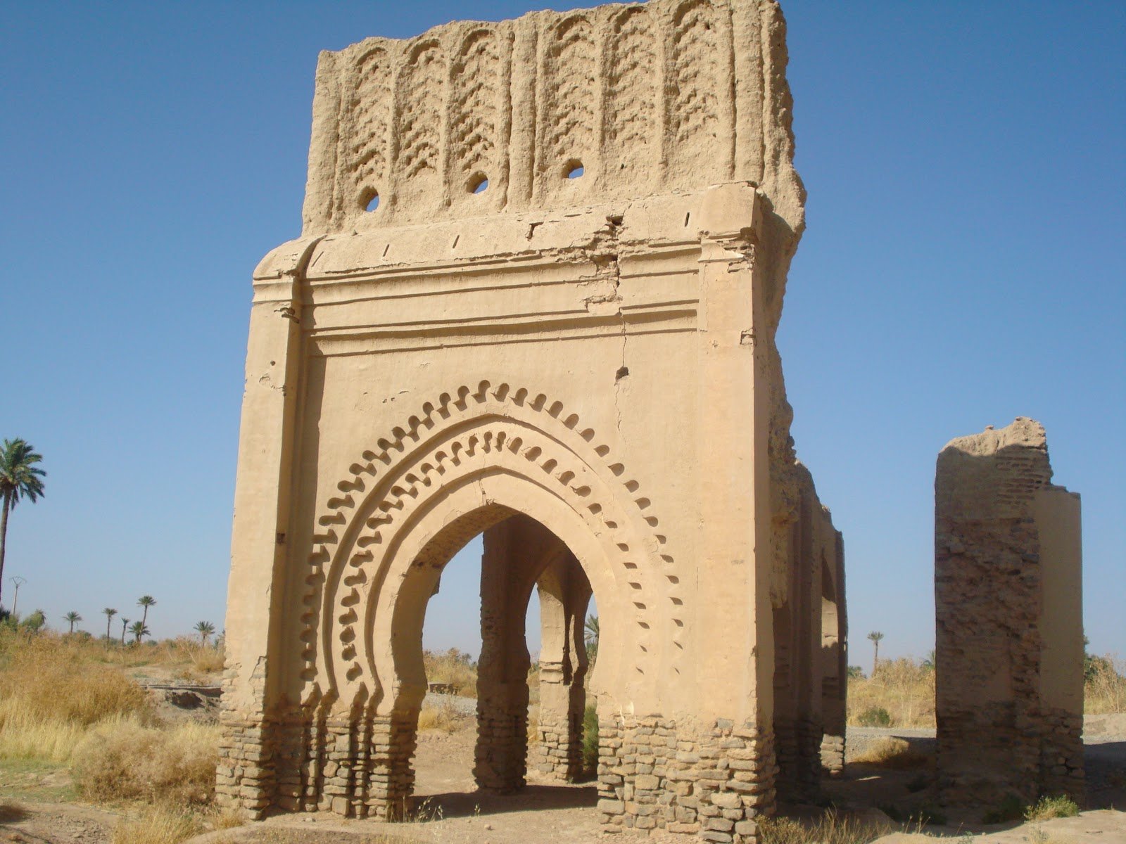 فريق بحث أركيولوجي يكشف عن خريطة أثرية غنية بمنطقتي واد نون و آيت باعمران … المزيد