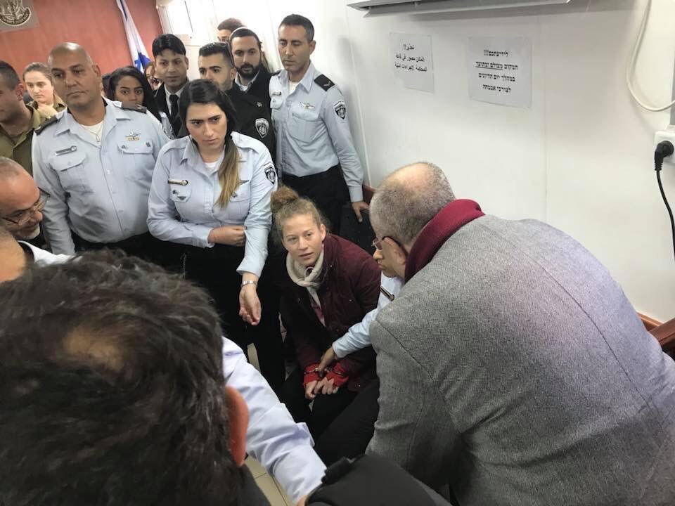 التميمي لقاض إسرائيلي سألها كيف صفعت الجندي: إنزع الأصفاد من يَدَي لأُريك كيف