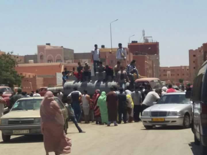 العيون  : الساكنة بدون مياه صالحة للشرب و الأونيب كعادته أوت ….. المزيد