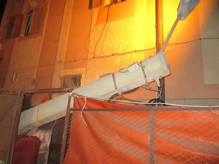 سقوط عمود كهربائي آخر على منزل بحي الحشيشة بالعيون .