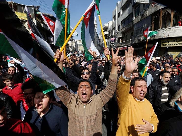 احتجاجات شعبية بالأردن تطيح برئيس الوزراء …. المزيد