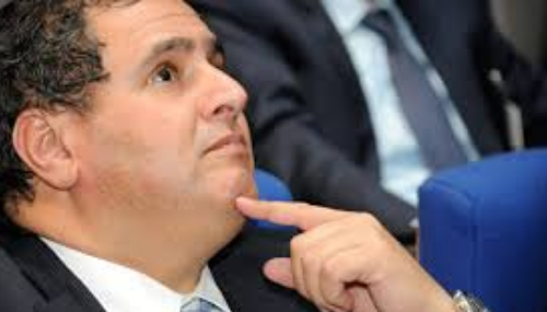 مواطنون يهتفون امام الملك برحيل أخنوش الفيديوا