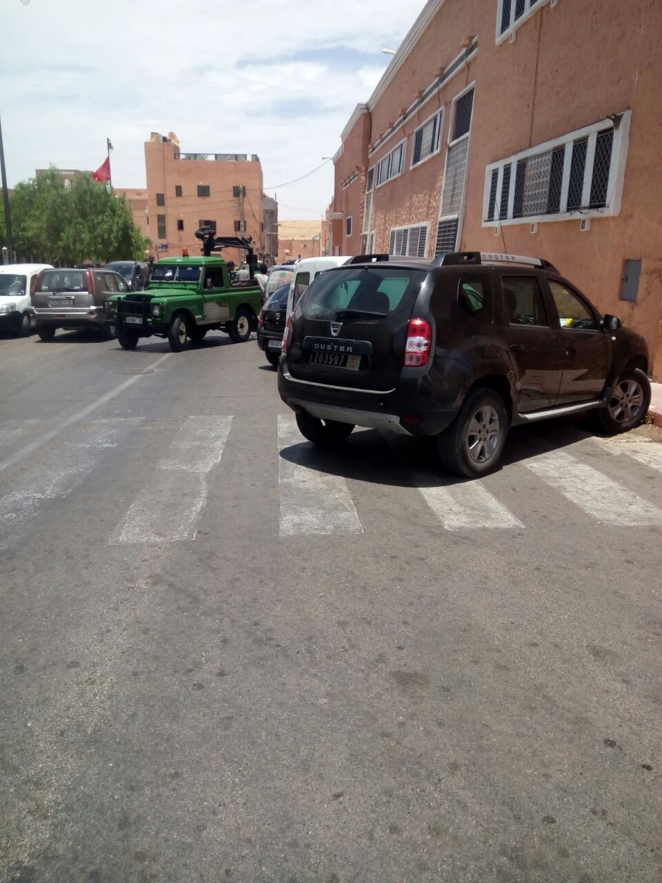 العيون..رآه الحكرة تتجيب الفتنة ديال بصح…سيارة M مخالف لقانون او لبوليس محيح على دراوش…شوف او تفهم….