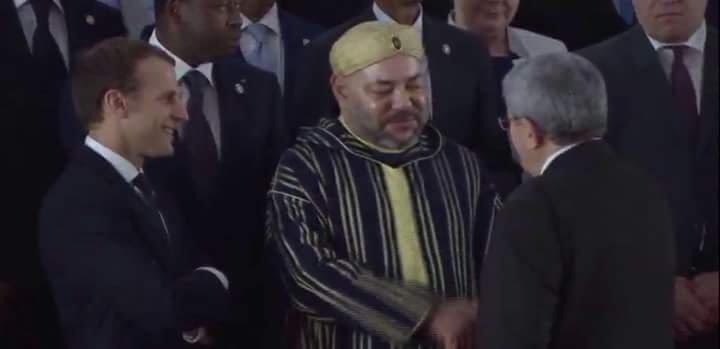 بالفيديو…  أويحيى الوزير الاول الجزائري جا من الصف الأخير  ليسلم على الملك