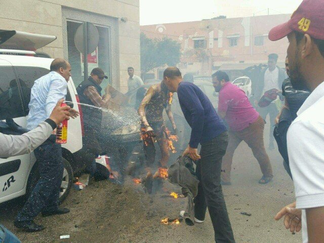 عاجل و مؤسف…شخص يحرق نفسه امام وكالة بنكية بشارع مكة بالعيون (بالصور و الفيديوا)