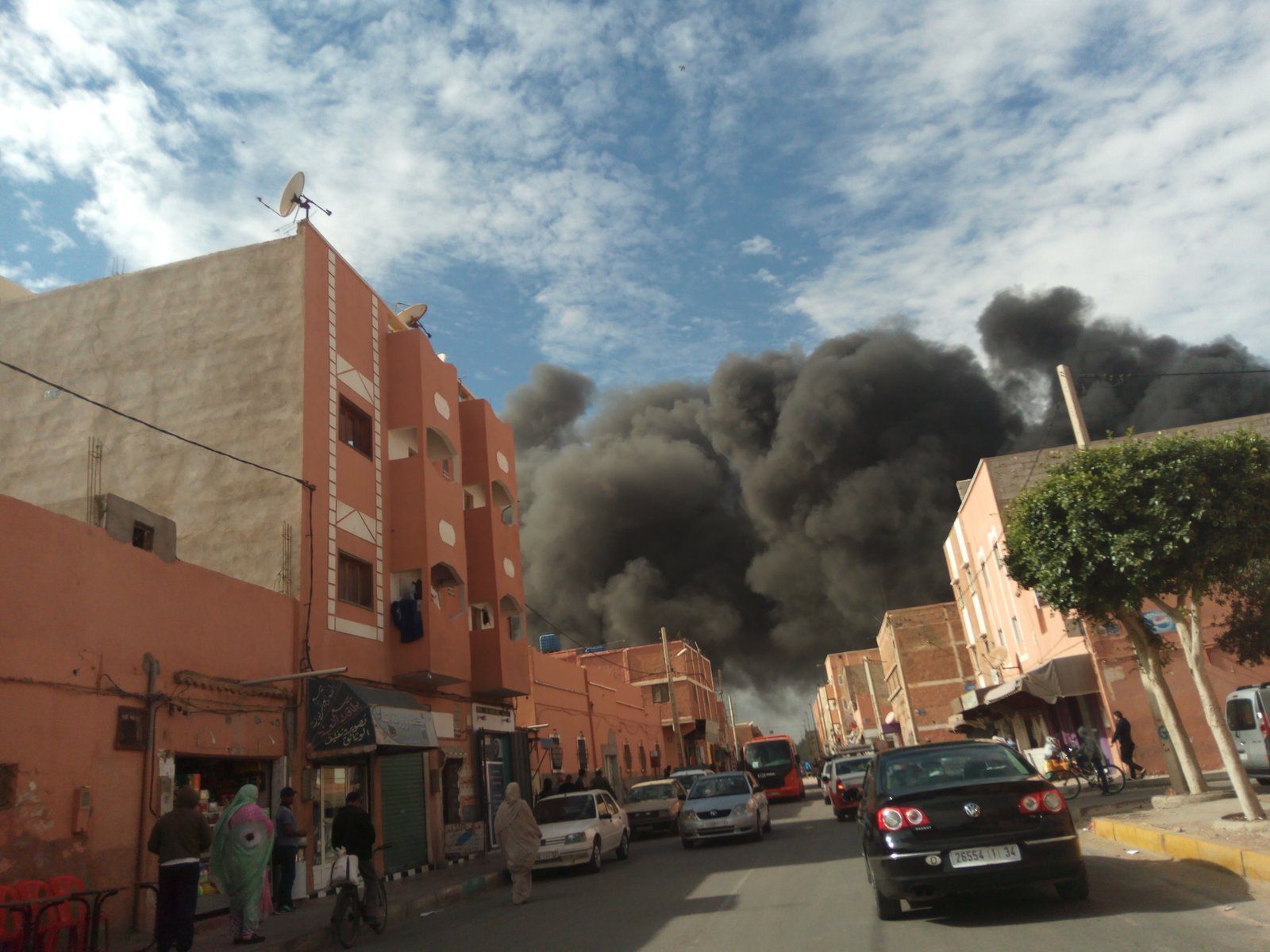 مستجدات…حريق مهول بثكنة عسكرية و اختناق اطفائي من جراء كثافة الدخان بالعيون…التفااااااصيييييل