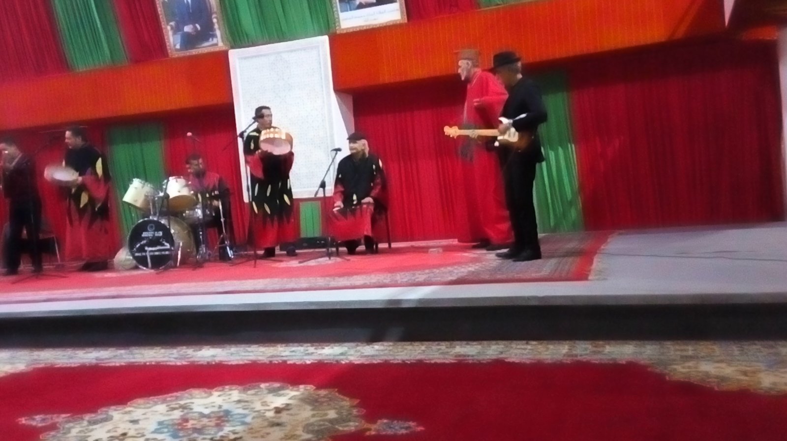 بالفيديو…هذه هي الأغنية ديال مجموعة"لمشاهب" للي عجبات الجمهور  فقصر المؤتمرات فلعيون…