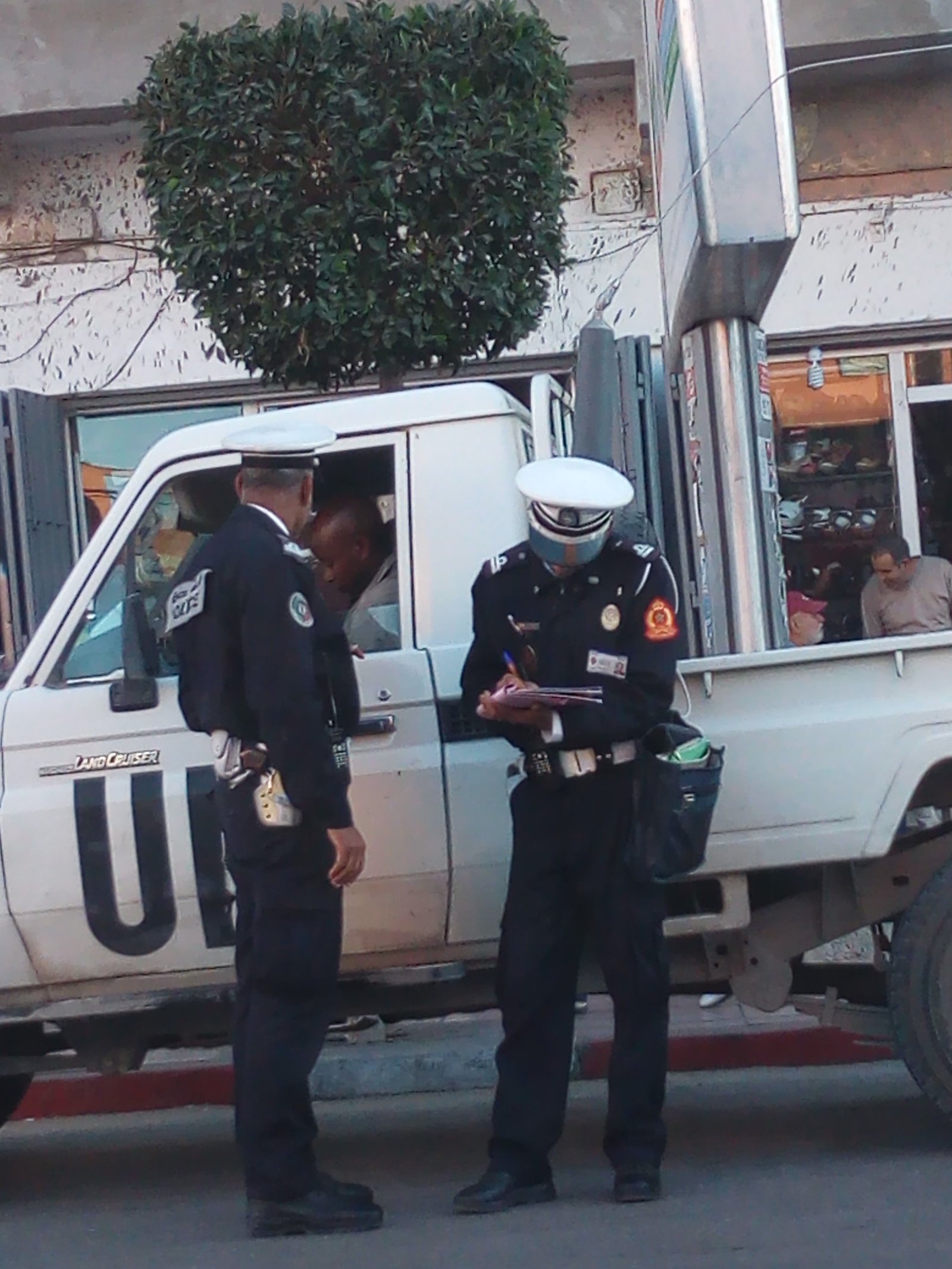 بالصور: شرطة مدينة العيون تحرر مخالفة  سير لأحد عناصر المينورسو "ONU"في تطبيق تام لسيادة المغرب على أراضيه