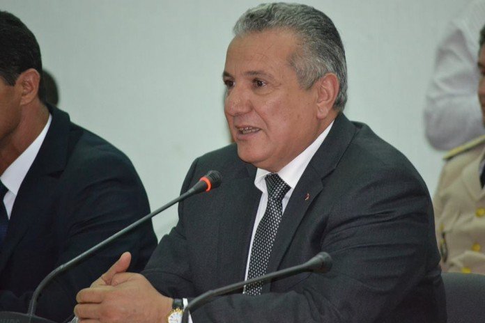العيون..خطييييير. .مسؤول بولاية العيون يهدد بفضح المستور في قضية  اكديم ايزيك.. التفااااااصييل