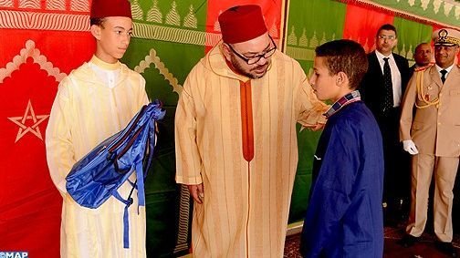 ازيد من 20 ألف تلميذ يستفيدون من المبادرة الملكية "مليون محفظة" بإقليم العيون برسم الموسم الدراسي 2018/2019