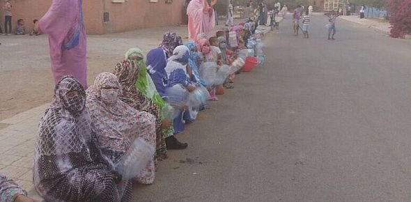 العيون:ساكنة حي المطار يخرجها العطش للاحتجاج و المدير للجهوي للقطاع في دار غفلون