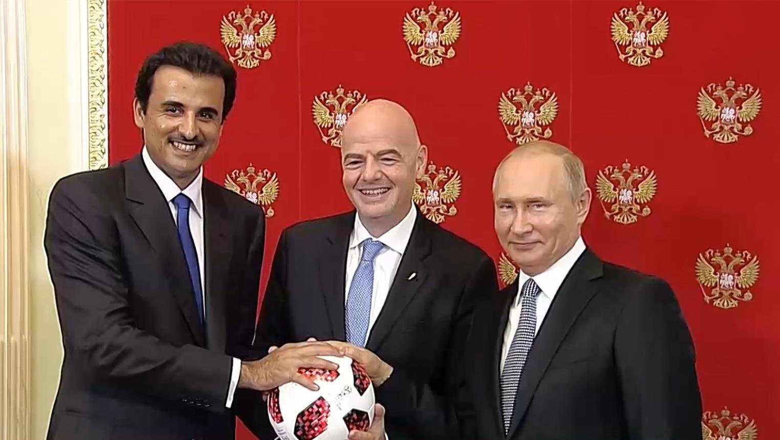 أمير دولة قطر يتسلم شارة تنظيم مونديال 2022