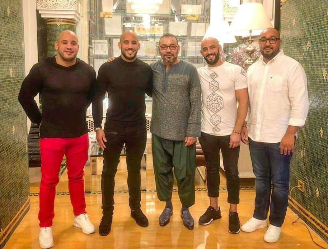 أجواء رمضان.. الملك يتناول وجبة الإفطار مع الإخوة زعيتر