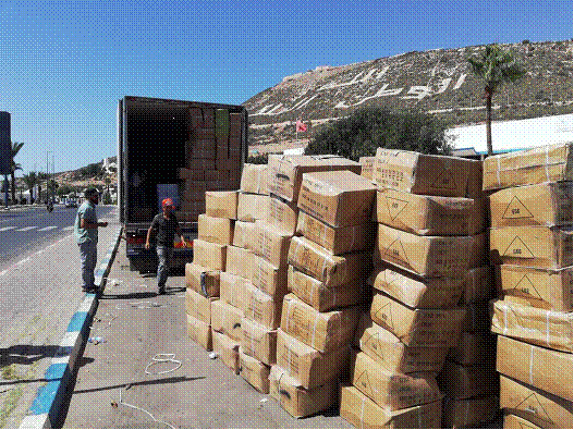 السلطات الأمنية بتزنيت دايرة خدمتها مزيان،راه شدوا كاميون كبير مشارجي بالبضائع المهربة من الأقاليم الجنوبية ،و السؤال المطروح كيفاش داز من لكركارات تال تزنيت بلا مايتشد!!!!!