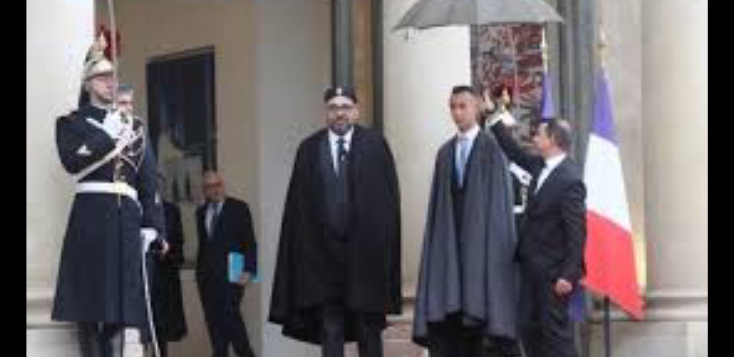 الملك وولي العهد يخطفان الأنظار في قصر الإيليزي